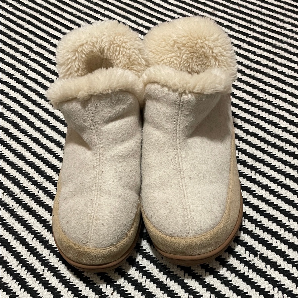Dearfoams Cream Women's Slippers size 5-6